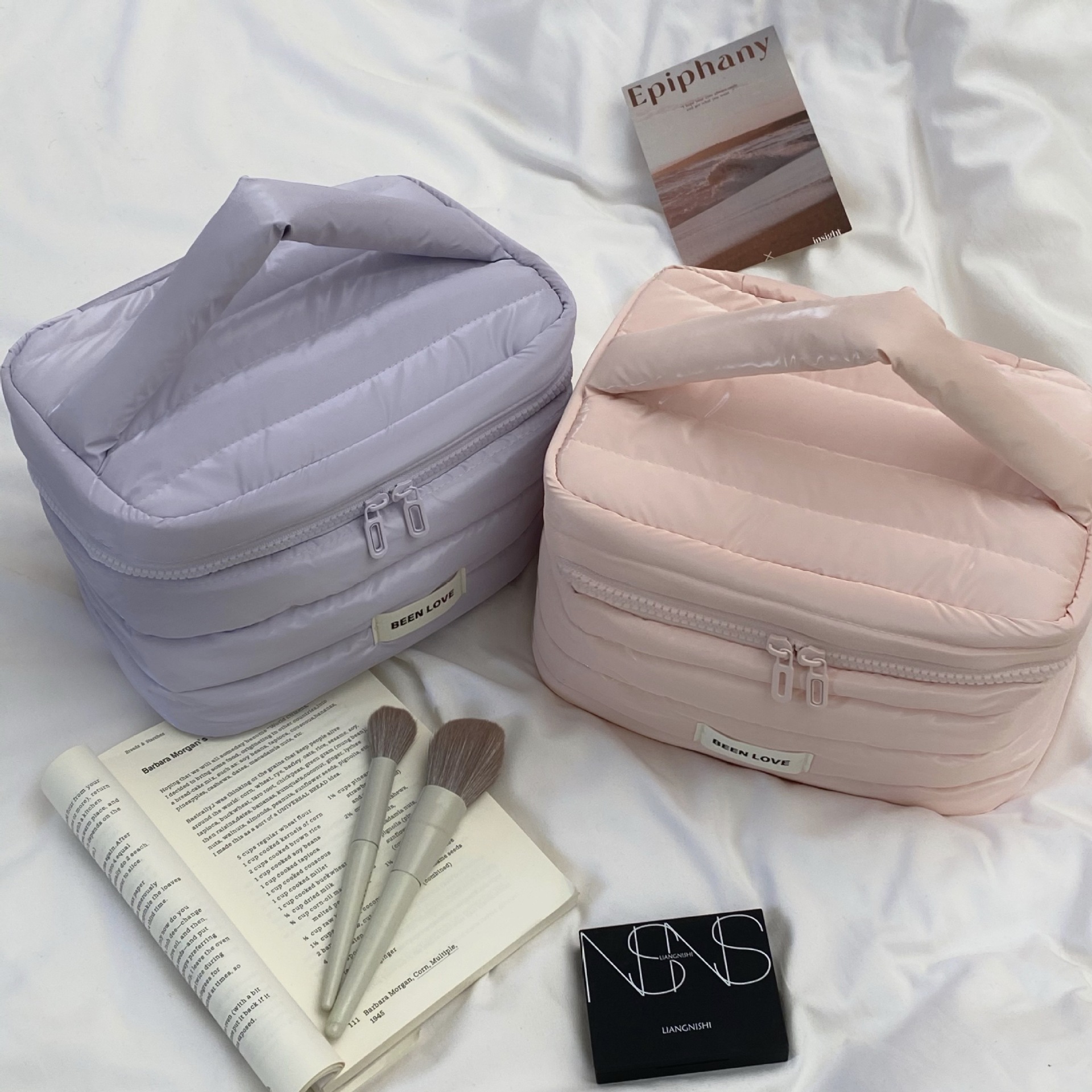 Cloud Makeup Bag for Women 2025 New large-capacity portable travel hand-held storage bag, outdoor cosmetics and toiletries bag Application Scenario