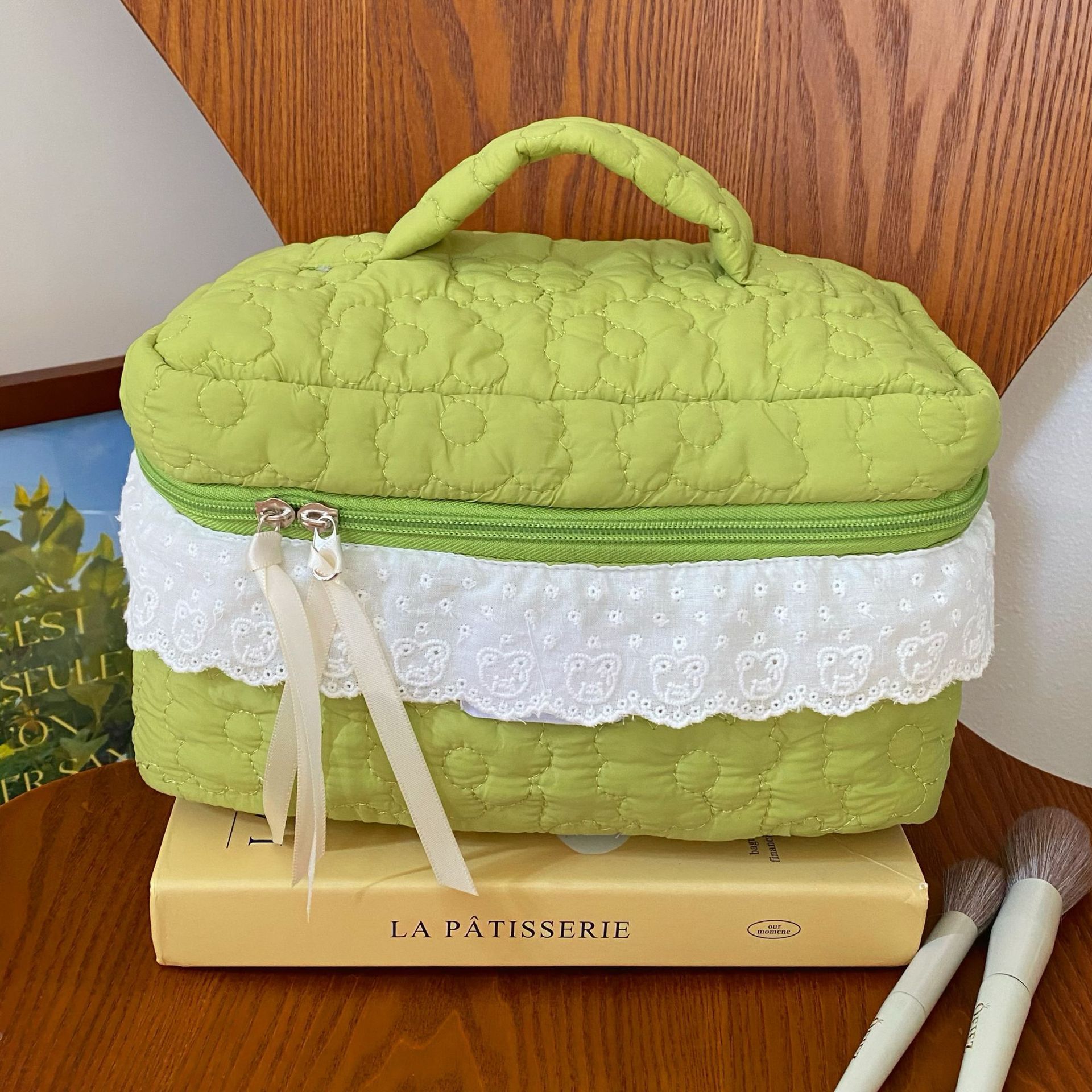 2024 New lace candy-colored makeup bag, large-capacity portable skin care product storage bag, business trip and travel toiletry bag Application Scenario