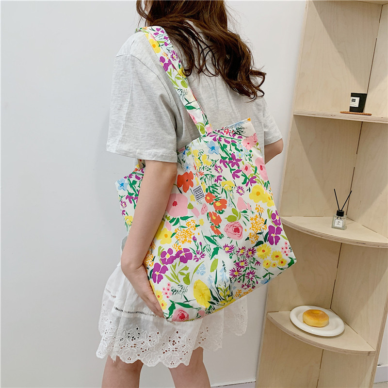 The large-capacity single-shoulder bag for student commuting is a bestseller in early spring. The Korean-style fresh and simple floral fabric bag is a versatile tote bag Specification drawing