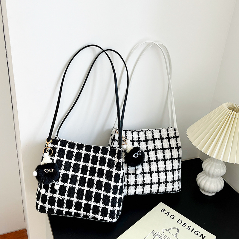 This year's popular bags are versatile for women. The 2023 new tweed bucket single-shoulder bag exudes a sense of sophistication and is a student commuting tote bag full figure