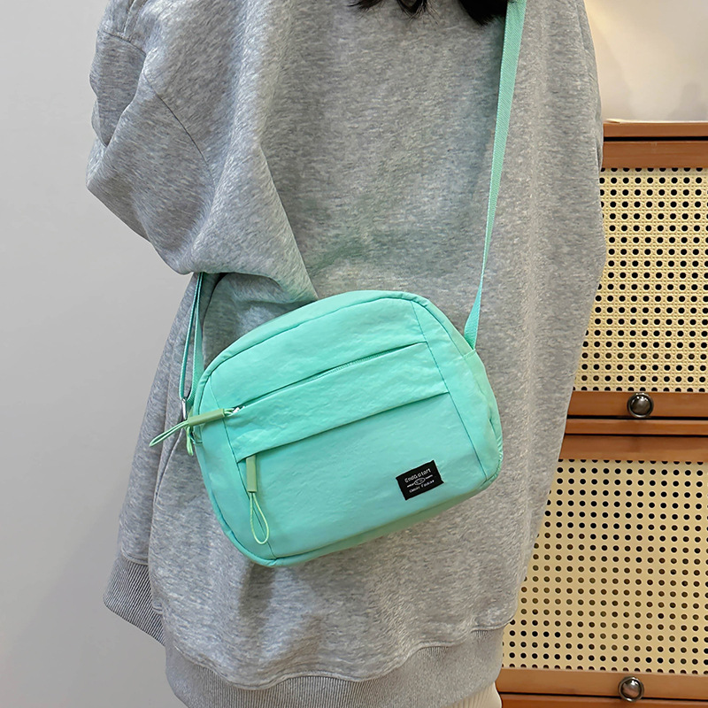 Cross-border small square bag, light and casual crossbody bag for women, 2025 new style nylon fabric underarm bag, simple and fashionable single-shoulder bag Application Scenario