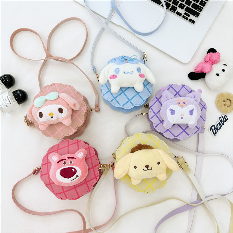 The new girls' bags are cartoonish and cute. The plush crossbody bag for little girls is fashionable and casual. The princess children's single-shoulder bag is adorable full figure