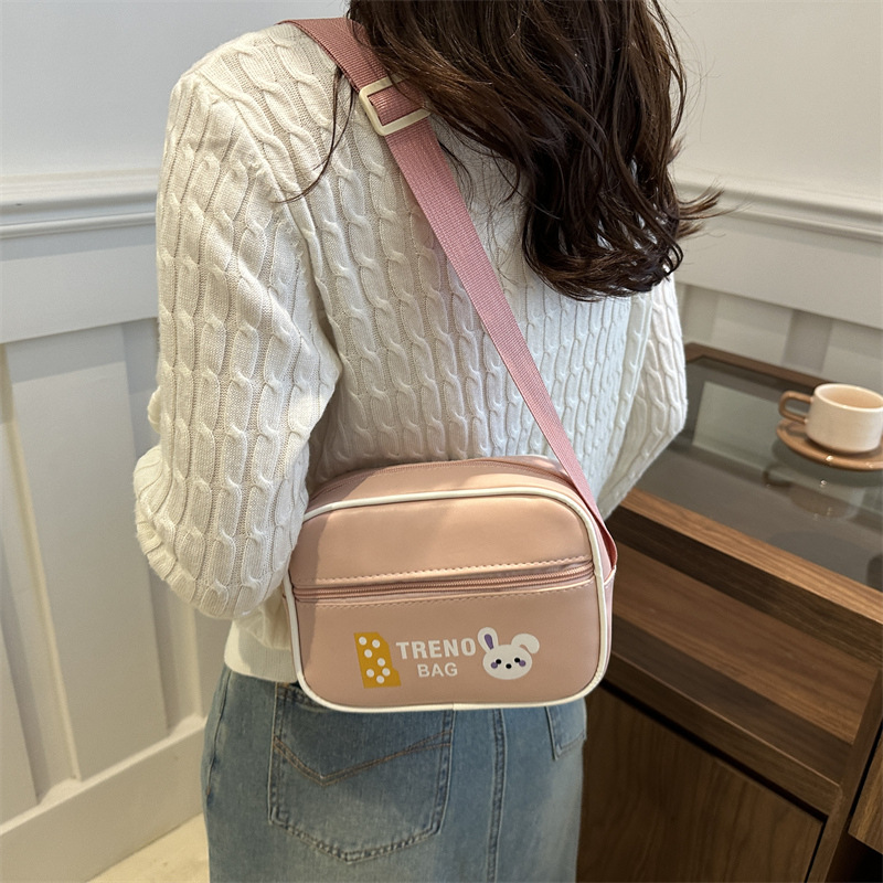 A niche design diamond-shaped bag, a new autumn and winter large-capacity, high-end and fashionable single-shoulder bag, a versatile crossbody small square bag for women Application Scenario