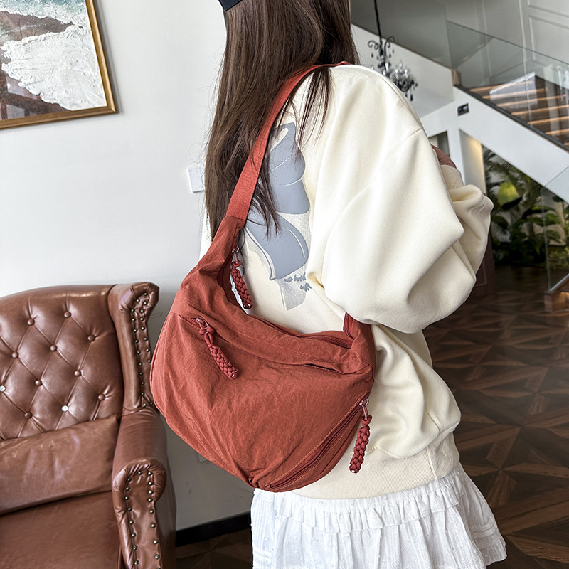Casual and versatile dumpling bag 2024 New high-end quality crescent bag, popular solid color single-shoulder crossbody bag for women wholesale details Picture