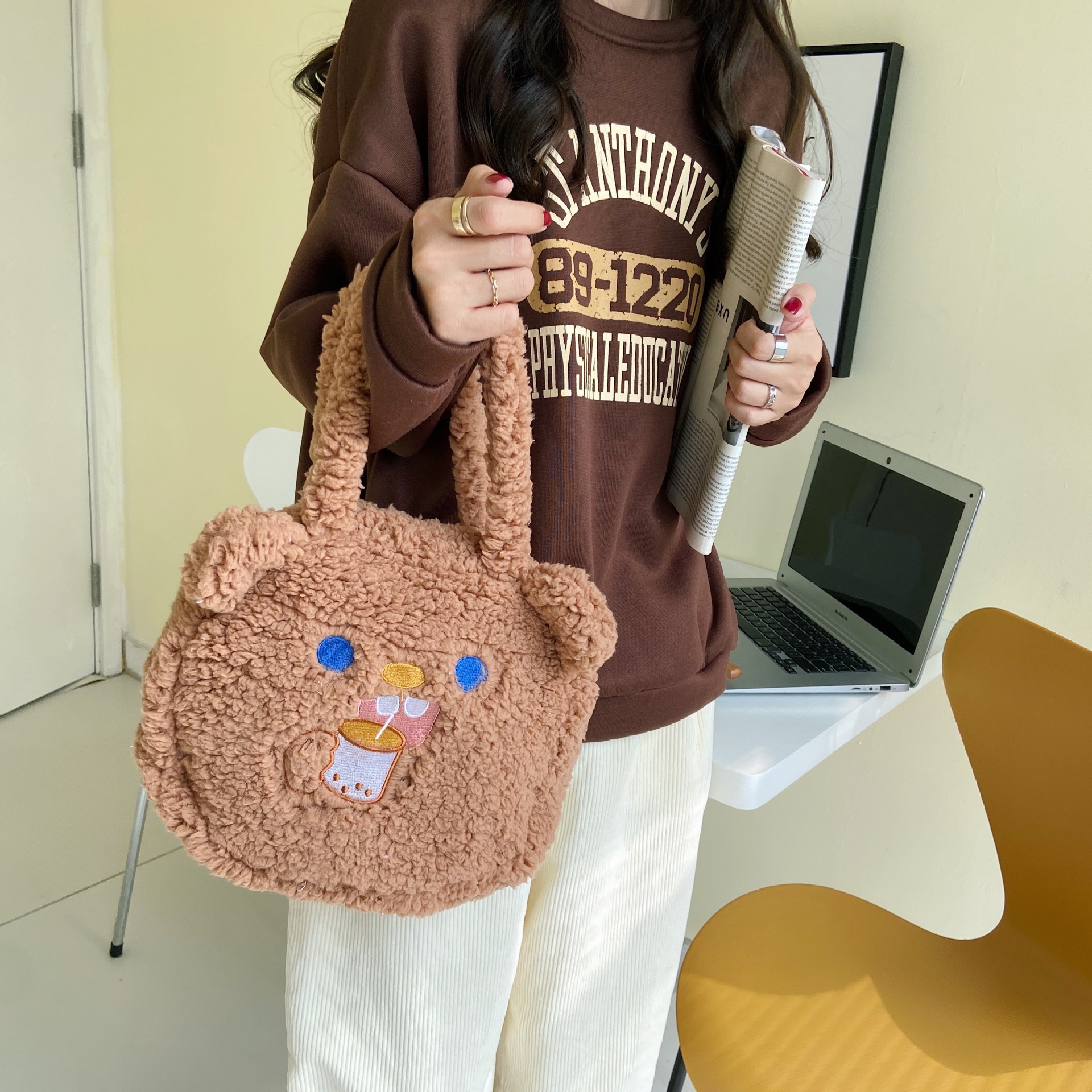 010292 Cute lamb plush bear ear handbag, Korean style Instagram sweet and versatile, student's class handbag Application Scenario