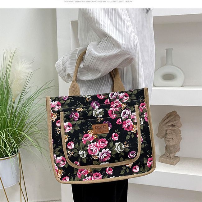 The new thickened canvas handbag is suitable for carrying out by hand. It features an aluminum foil insulation layer and comes with a lunch box and lunch box Application Scenario