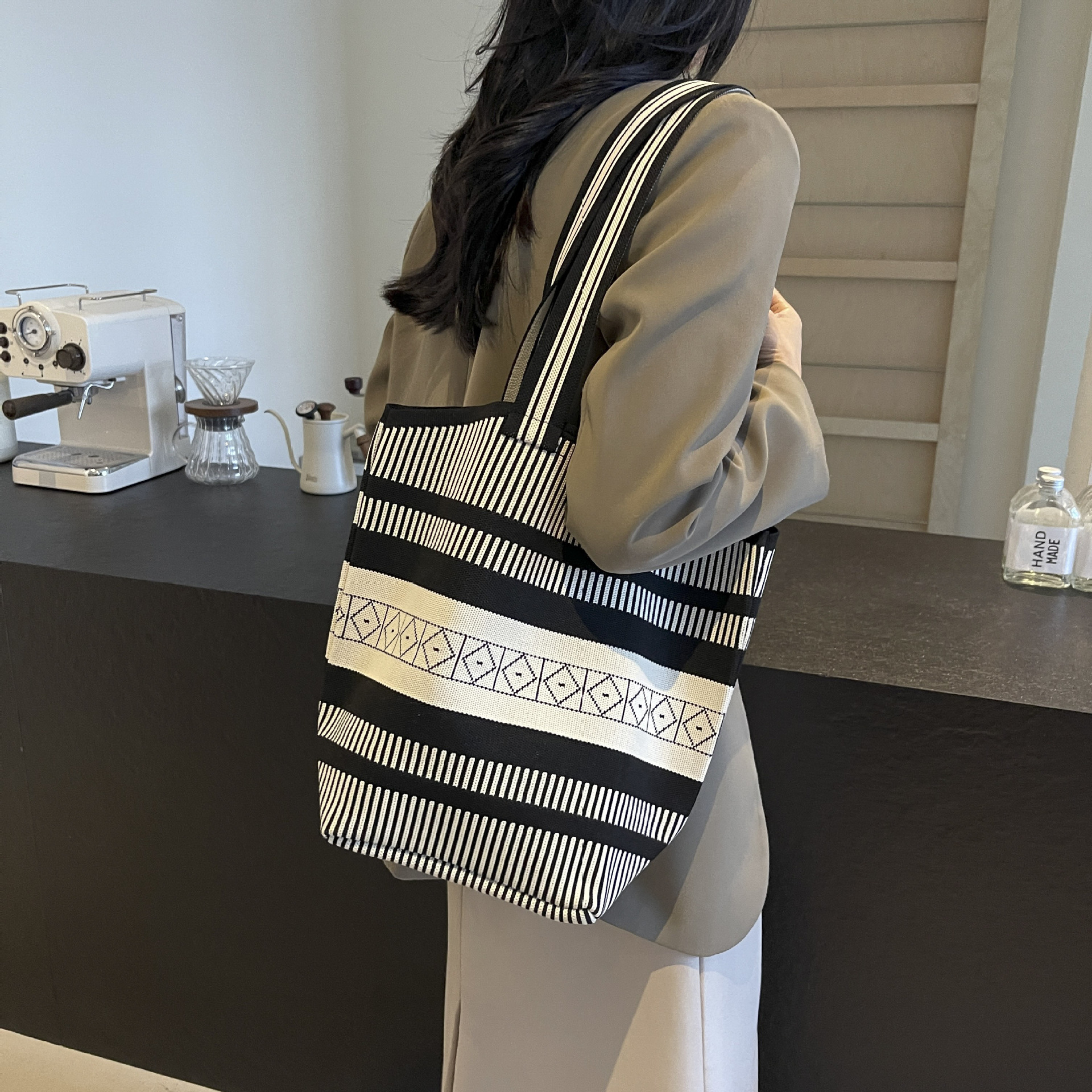 Women's niche design wavy knitted single-shoulder bag, large-capacity bag for shopping on the street, commuter bucket bag Specification drawing