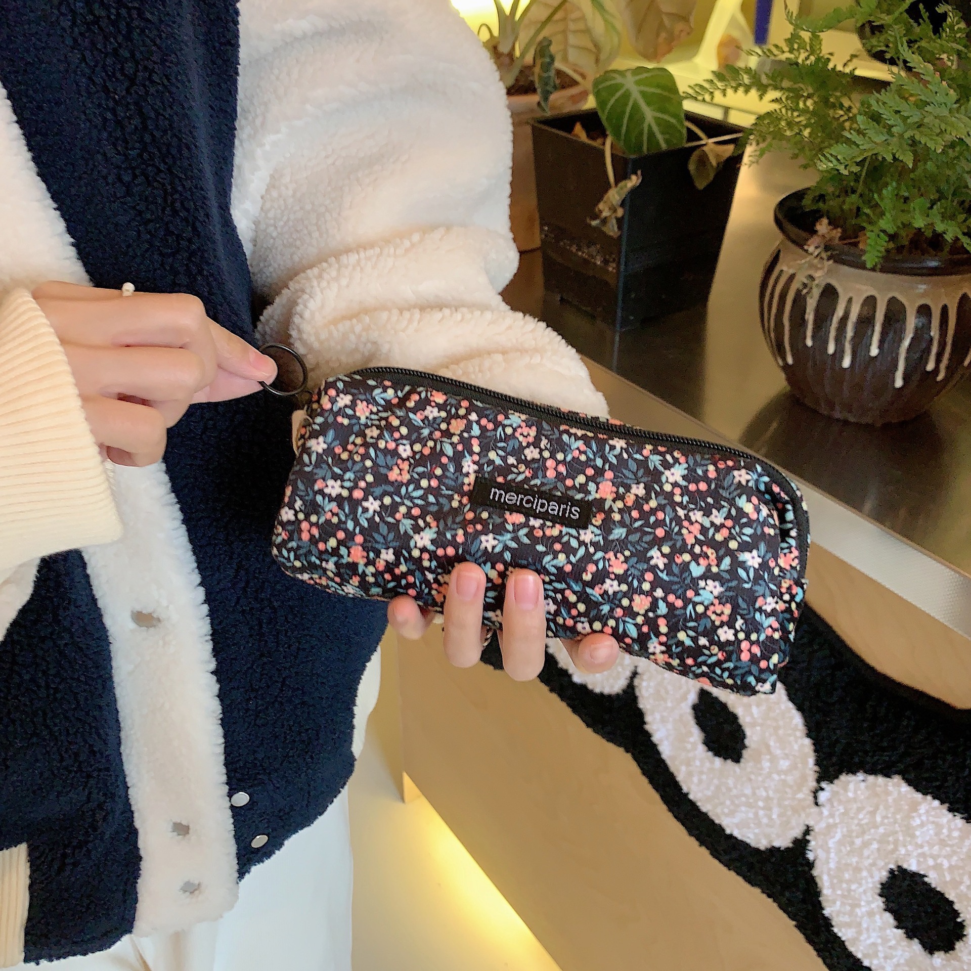 11271 ins Retro corduroy floral Artistic pen case, simple student stationery box, Portable makeup bag Application Scenario