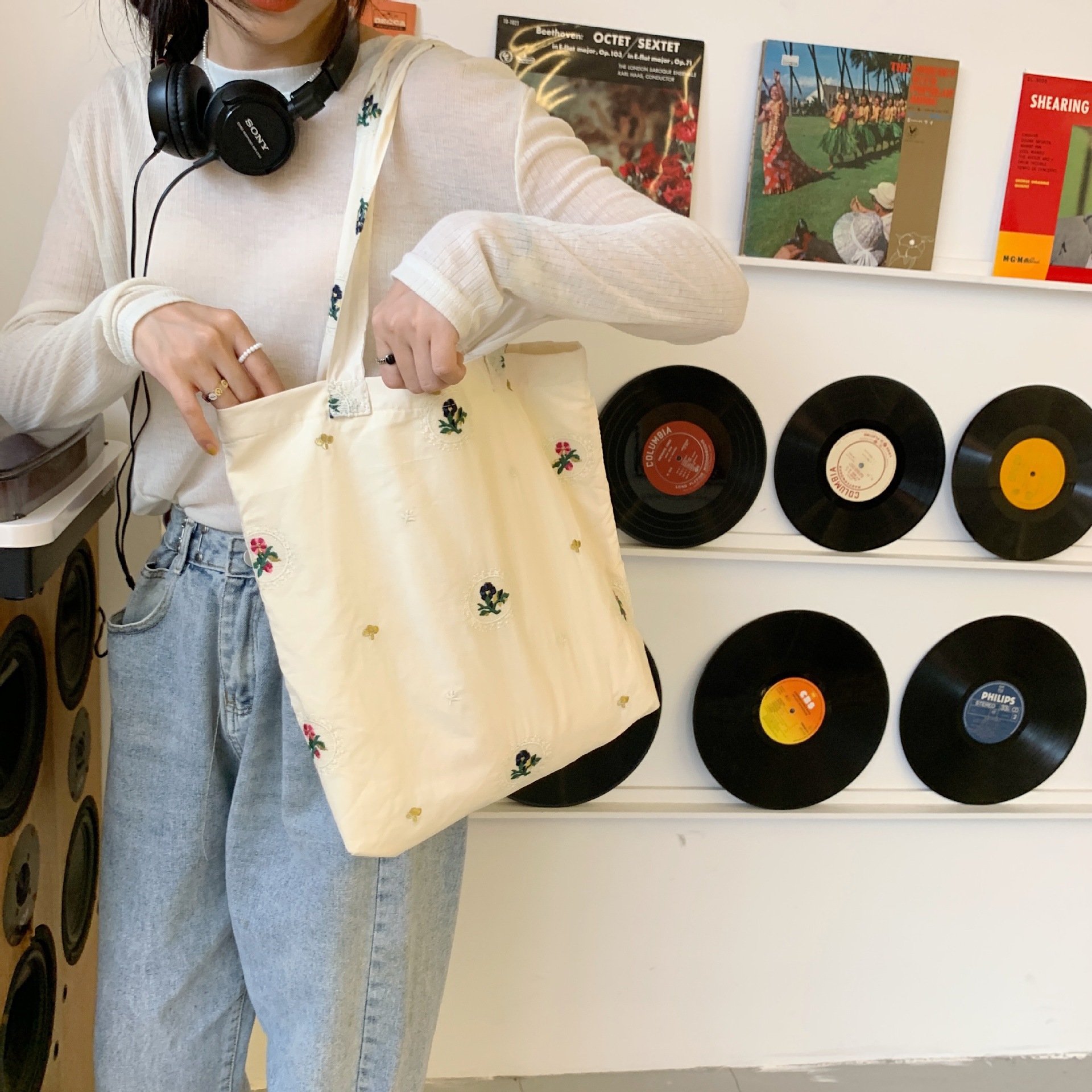 27192 Bag, women's embroidered flower canvas bag, trendy French girl single-shoulder armpit bag, college student cloth bag Application Scenario