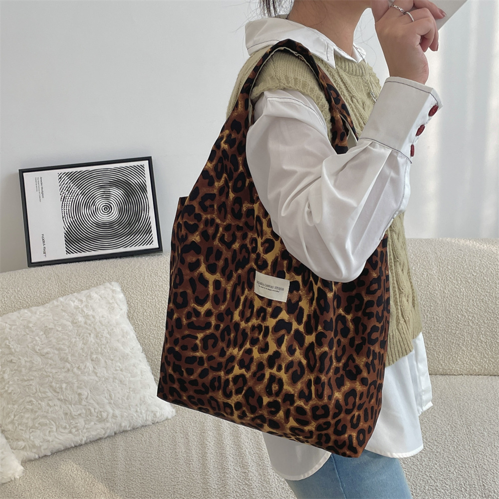 410272 Stylish leopard print Tote bag, large capacity, laid-back style canvas casual bag, commuter female student class bag Application Scenario