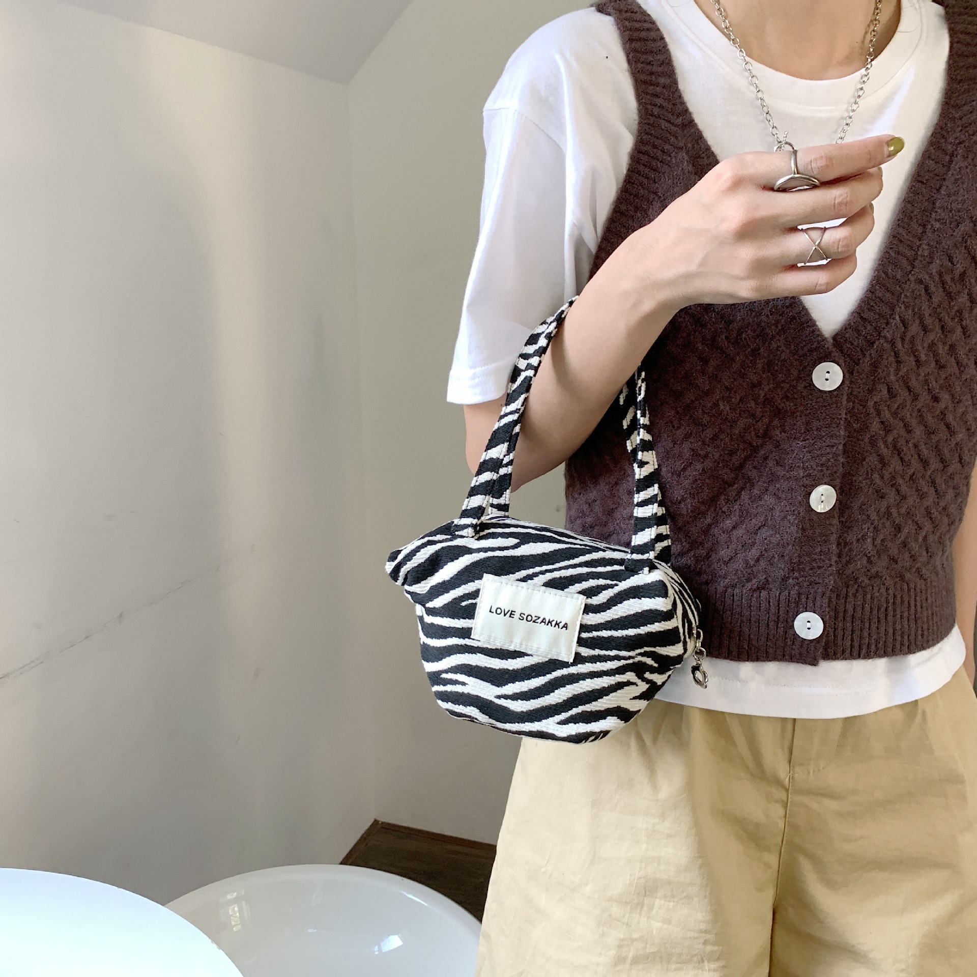 2824 New InS-style fashionable polka dot contrasting color handbag, retro fairy stroll bag, hand-held mommy bag Specification drawing