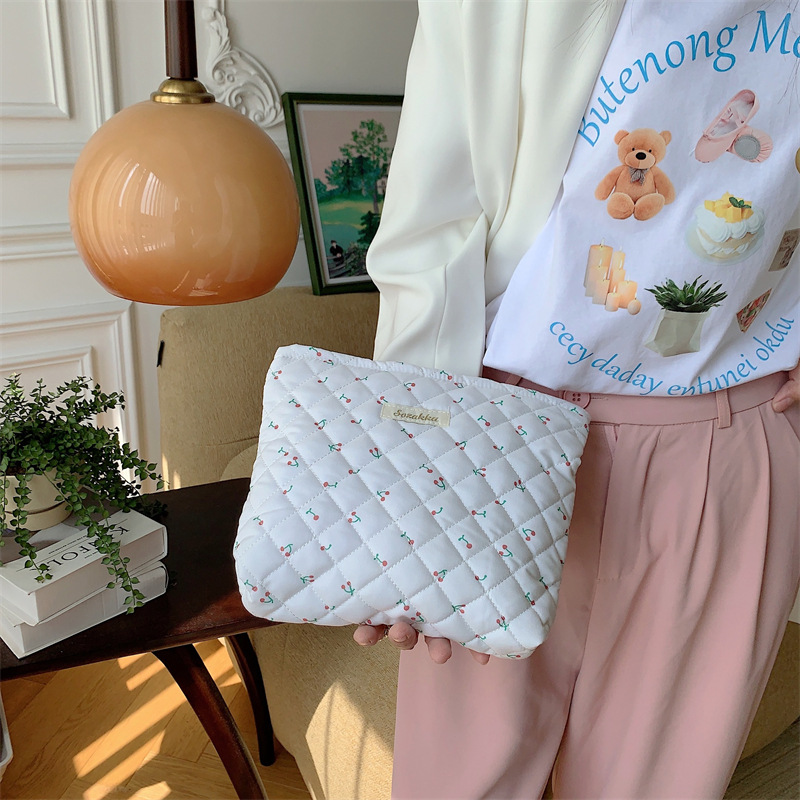 3611 Korean cartoon flower bear quilted inner liner clutch, portable large-capacity storage bag, makeup bag for women Application Scenario