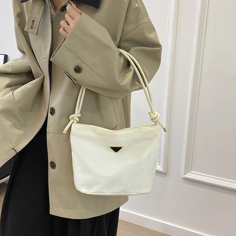 2025 New Korean-style fashionable and niche single-shoulder bag, hand-held trendy and casual bucket bag, women's commuting crossbody bag for work full figure