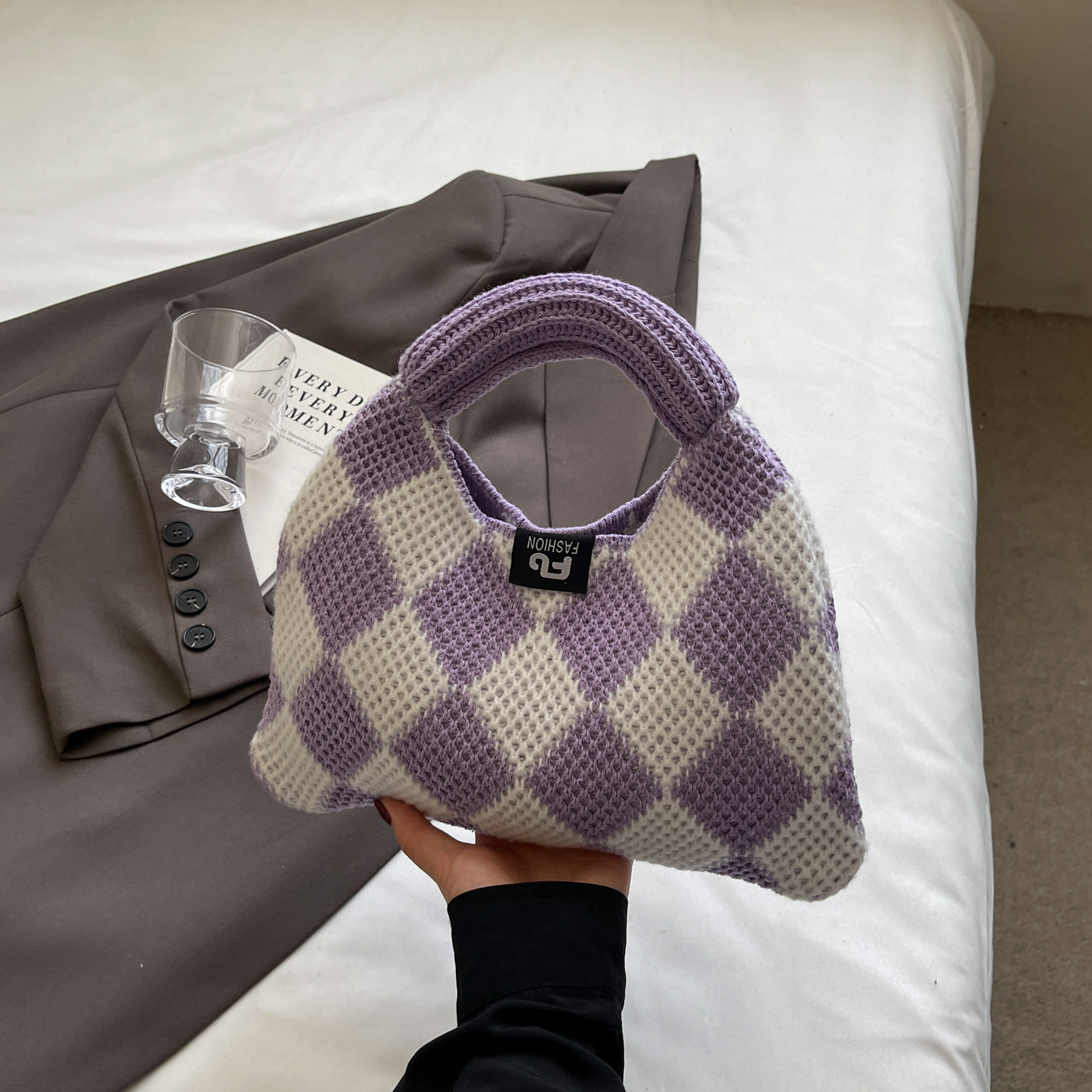 The new ins bag features a trendy color-blocking letter knitted single-shoulder bag, a large-capacity tote bag, and is comfortable, versatile and artistic details Picture