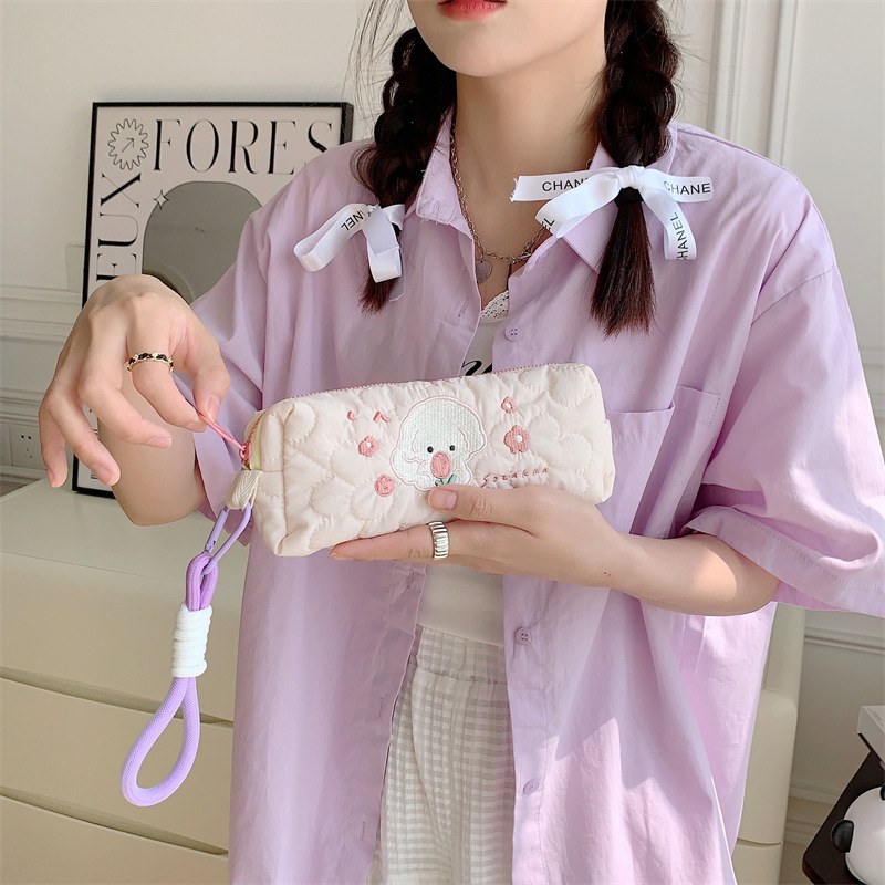 The new 34271 embroidered rabbit pen case is a cute, large-capacity student makeup bag and portable storage bag Specification drawing
