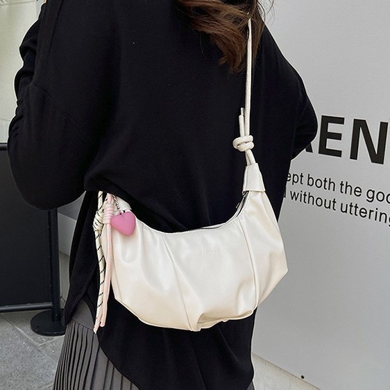 This year, the crescent-shaped dumpling bag, a niche design, a French underarm bag with a high-end feel, and a single-shoulder crossbody bag for commuting fashion are all in vogue Specification drawing