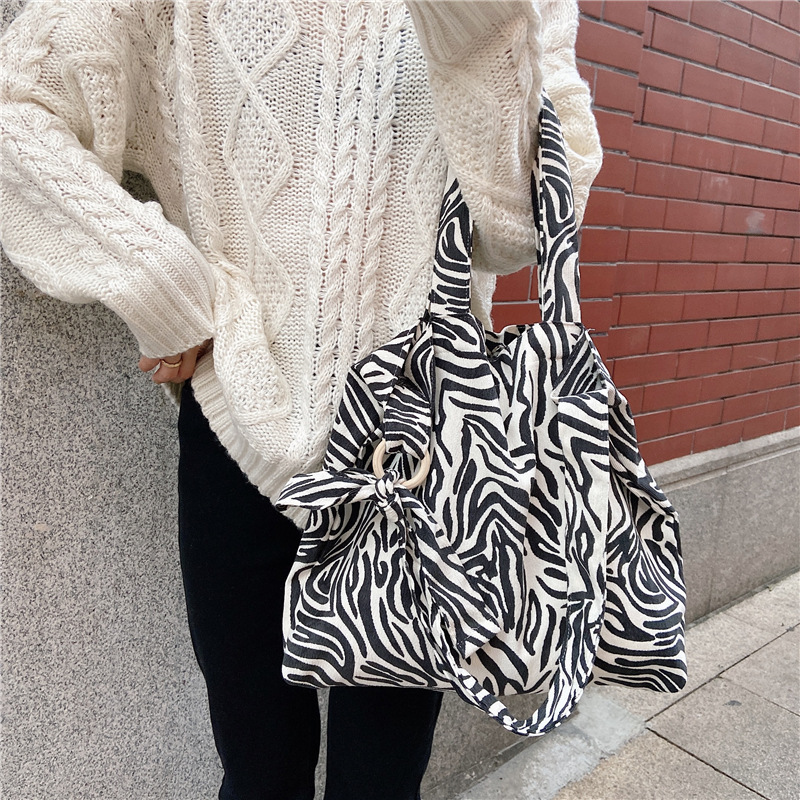 Wholesale of 923041 new artistic and retro rose crossbody bag, simple and large-capacity single-shoulder fabric bag, simple and versatile Item Picture
