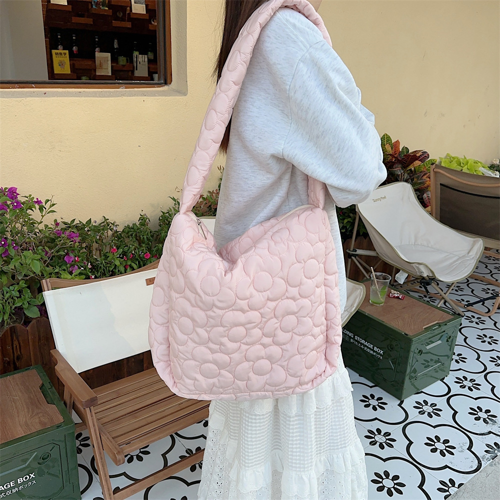 310171 Autumn/Winter quilted large capacity canvas women's single-shoulder hand-held crossbody bag, student underarm tote bag Application Scenario