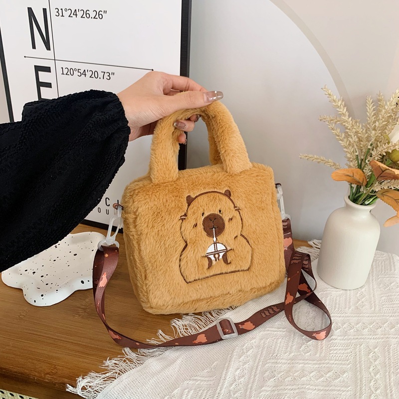 A fashionable and simple crossbody bag is selling well. It's a new hand-held cosmetic doll bag, a children's claw machine doll, and a crossbody pocket with loose change Application Scenario
