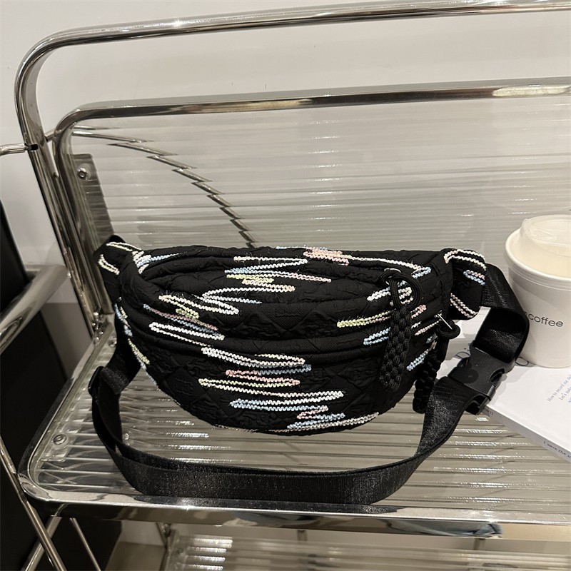 Korean style fashion bag for women, 2024 Summer new casual and versatile crossbody bag, striped body line, mobile phone, dumpling bag Application Scenario