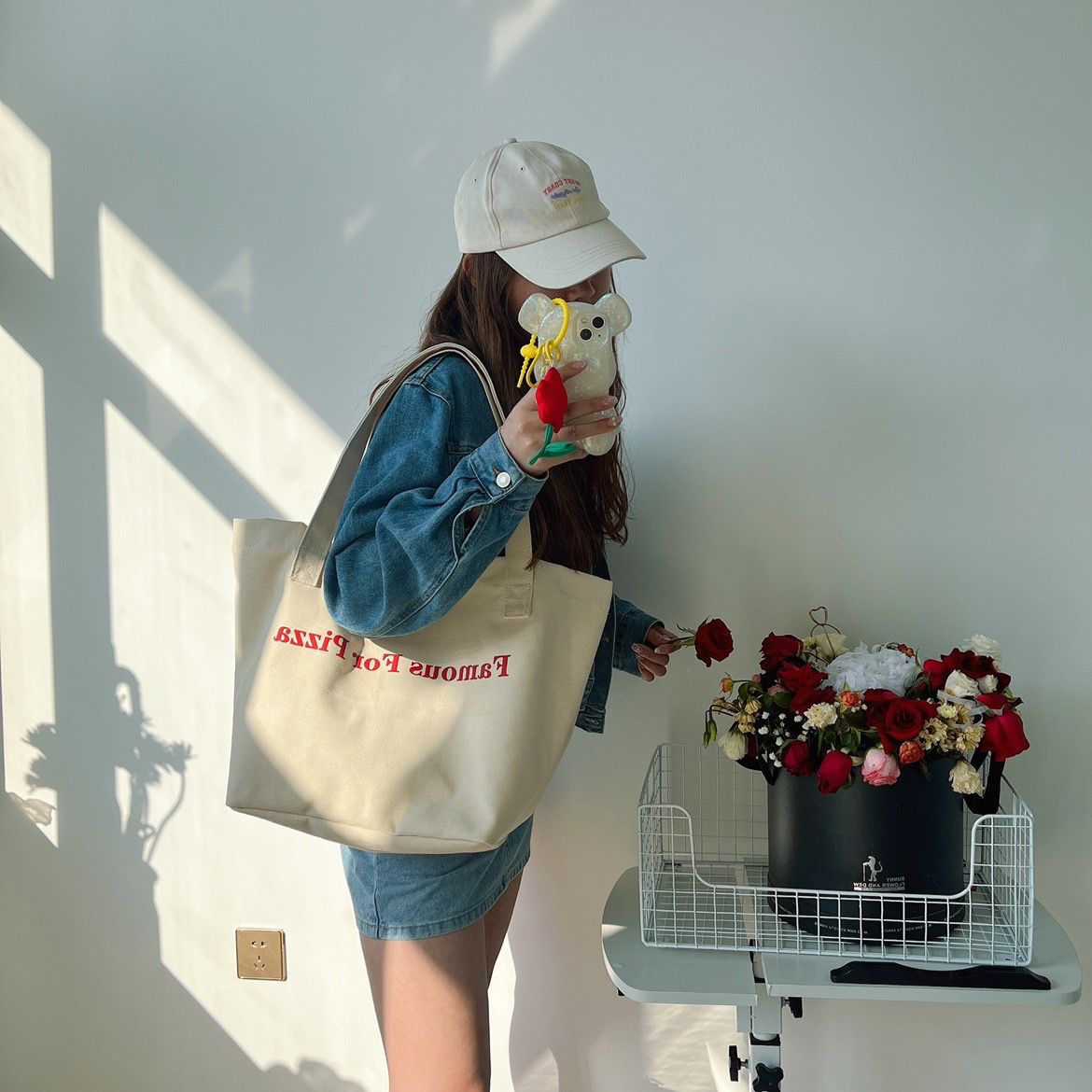 2024 New Instagram niche red canvas bag, casual letter-printed canvas single-shoulder bag, large-capacity student bag details Picture