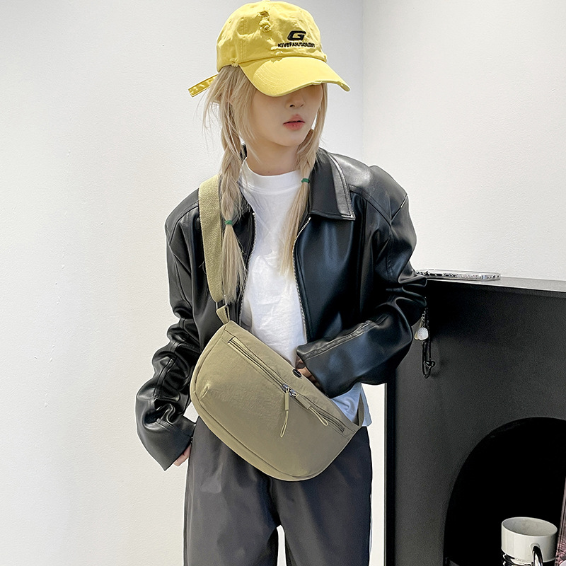 The 2025 new casual sporty women's chest bag, simple and versatile crossbody bag, washable fabric lightweight single-shoulder bag, saddle bag details Picture
