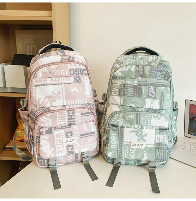 Large-capacity junior high school student schoolbag, travel backpack, niche printed new style, high school and college students go on trips Application Scenario