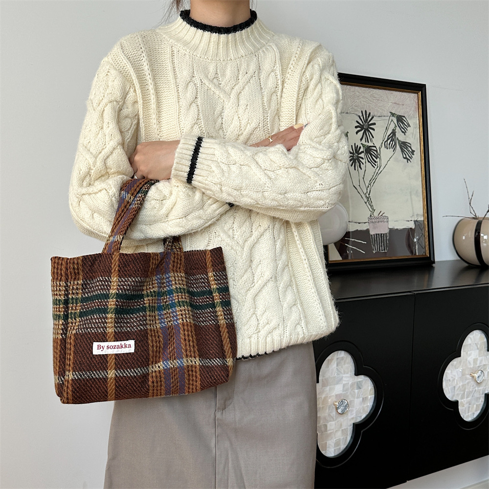 311021 Textured woolen large-capacity bag, women's commuter tote bag, 2023 new style checkered hand and shoulder bag Application Scenario