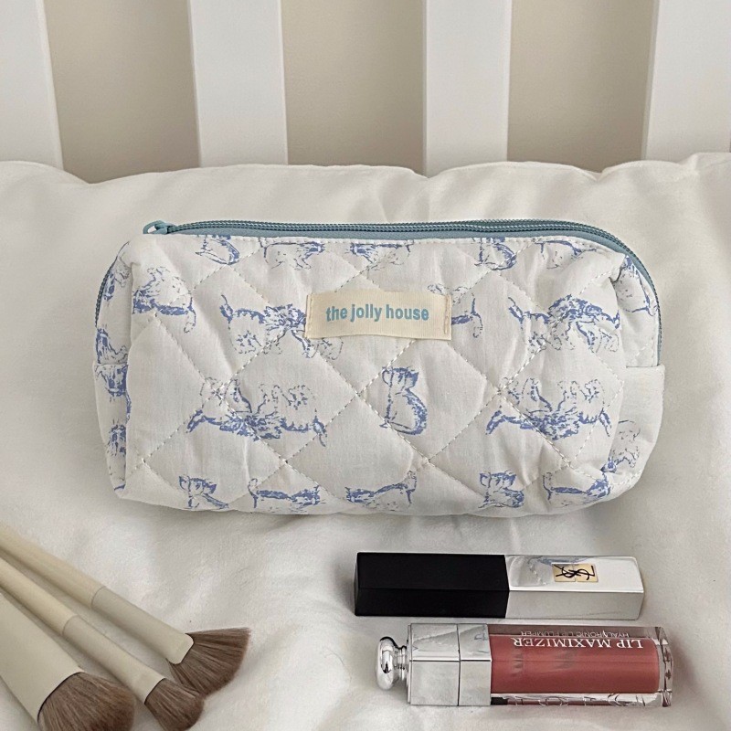 A new, niche, portable and travel large-capacity makeup bag and toiletries storage bag for women Application Scenario