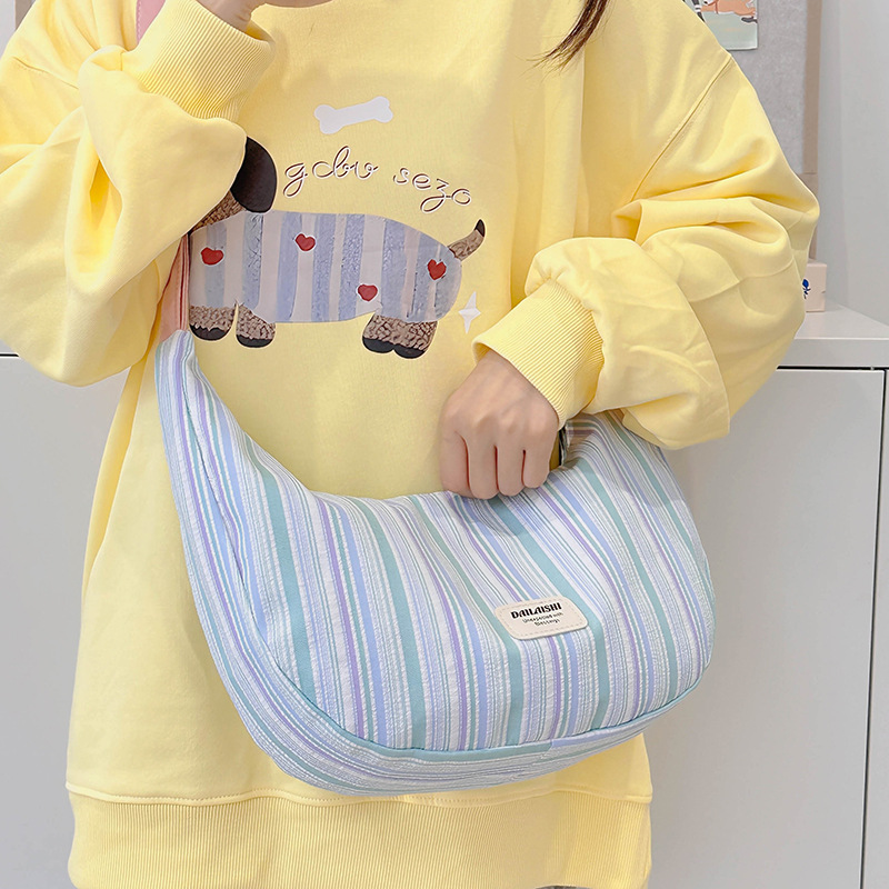 Wholesale of the 2024 new style of trendy and casual bag, a fresh and simple single-shoulder crossbody bag with large capacity for class dumplings Specification drawing