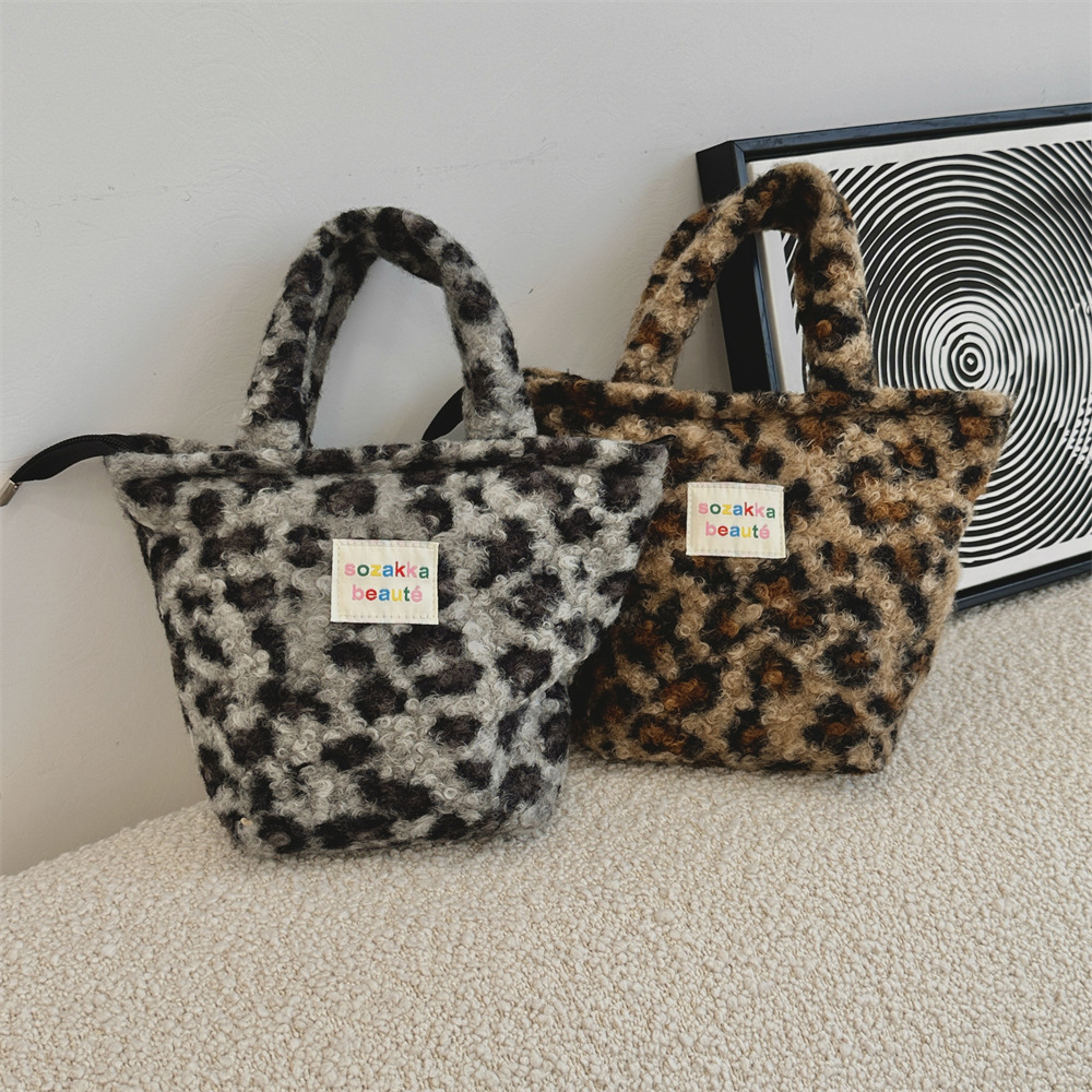 4111 Autumn and Winter hand-held plush small bag for women, 2024 new leopard print trendy work handbag, shopping handbag full figure