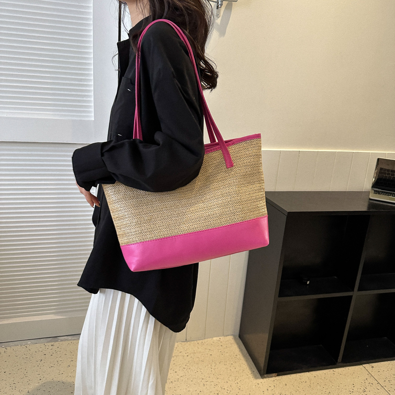 Wholesale of fashionable straw woven large bags for women in 2025, versatile and casual single-shoulder woven bags, simple beach tote bags full figure