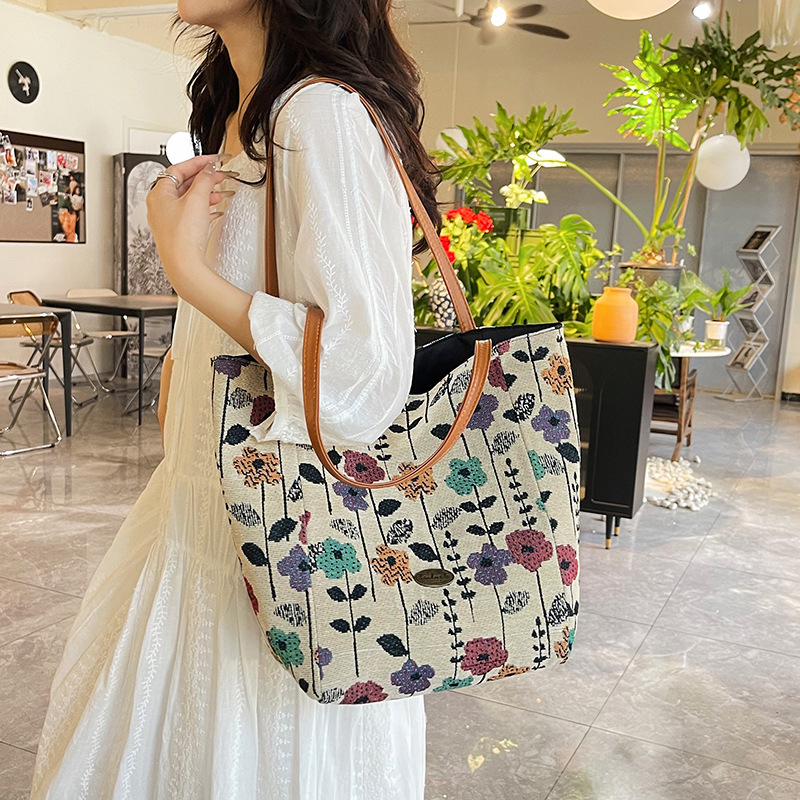 Fashionable ins large-capacity handbag, personalized printed thickened casual single-shoulder bag, commuting to work bento handbag details Picture