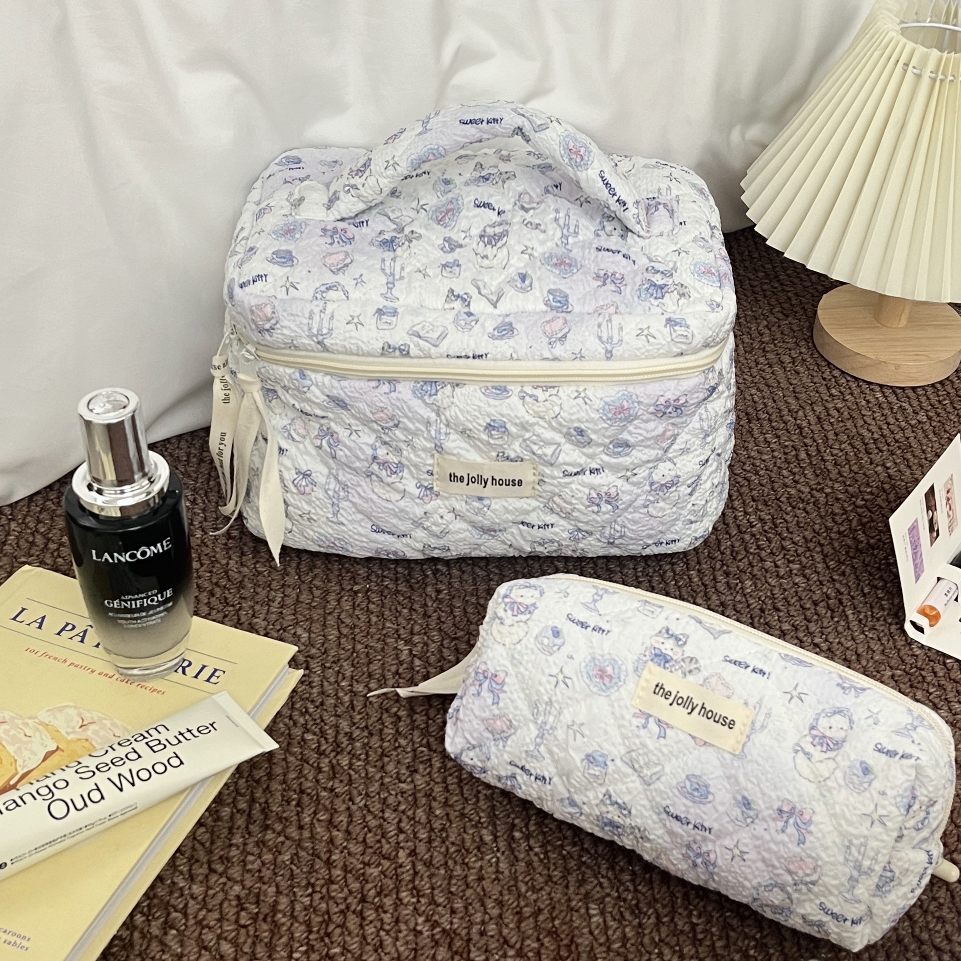 Nai Hu Hu Floral Cat Makeup Bag for Women's ins portable large-capacity travel cosmetics hand-held toiletry bag Application Scenario