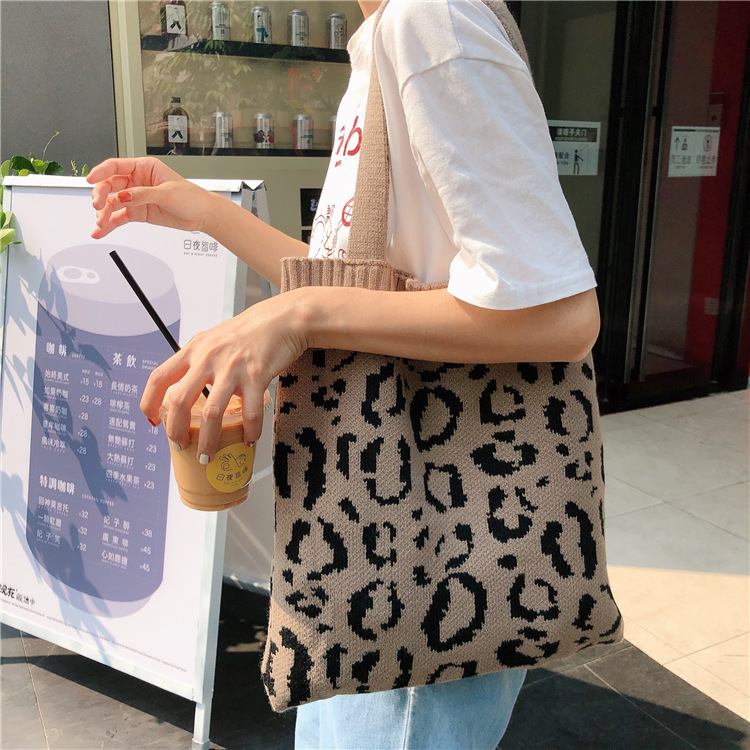 910231 Korean version autumn and winter knitted shopping bag, leopard print woven single-shoulder ins casual hand-held woolen fabric bag Application Scenario