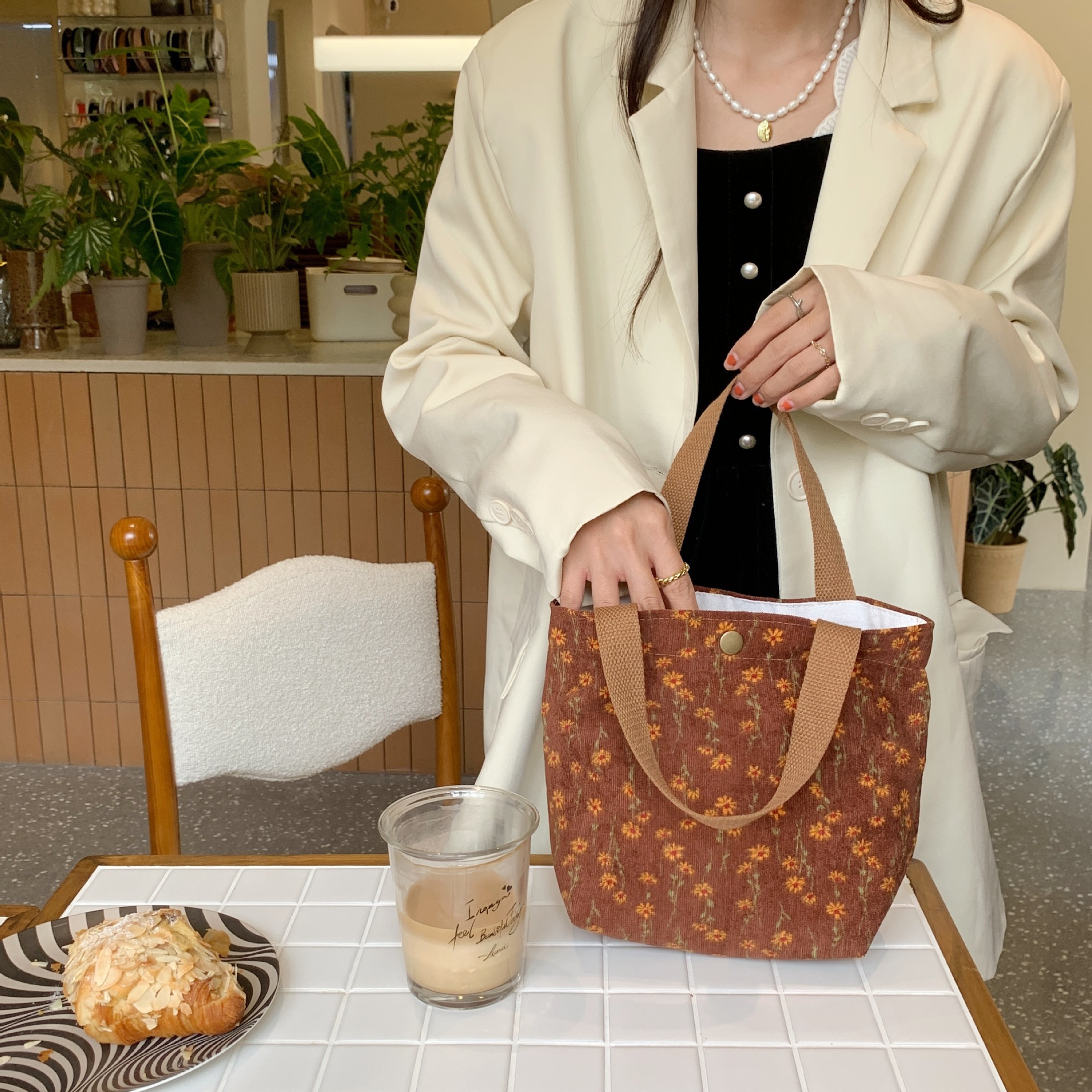 0571 Korean-style artistic ins corduroy hand-held cloth bag, student mommy lunch bag, commuting storage bag, clutch bag Application Scenario