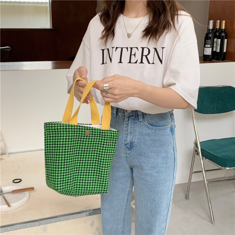 【 In Stock 】19151 woolen tweed checkered bento bag for commuting, hand-held, female student, mom's lunch box bag Application Scenario