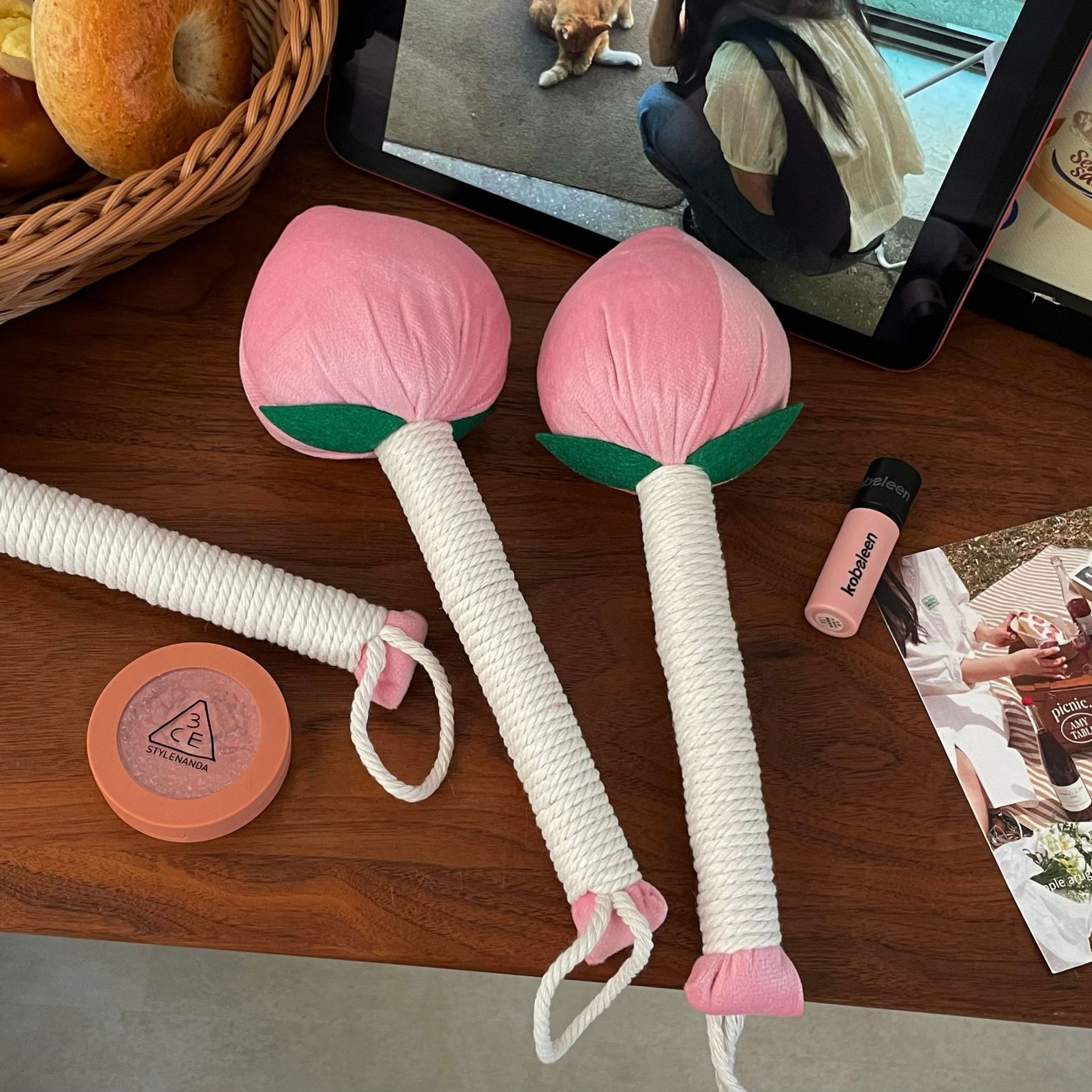 The Longevity peach mugwort stick health hammer is a handheld shoulder and neck meridian massage tool. It can be used at home to tap the back, waist and legs to unblock the meridians and promote blood circulation Application Scenario
