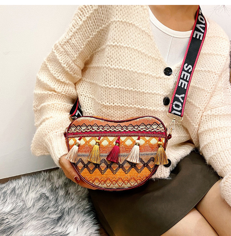 2022 New Bohemian style heart-shaped tassel bag for women, colorful tribal and ethnic style single-shoulder crossbody bag for women Application Scenario