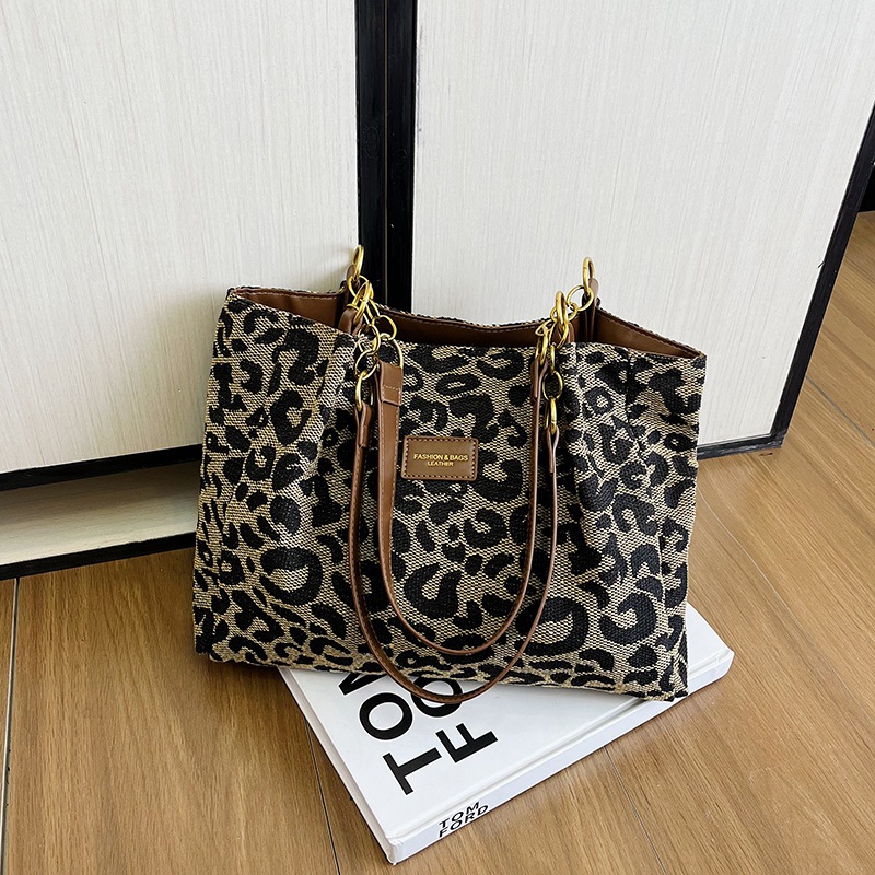 Large-capacity casual commuting single-shoulder bag, new autumn and winter trendy and simple handbag, fashionable and versatile tote bag wholesale full figure