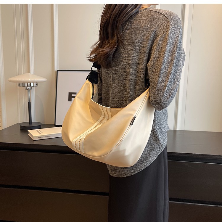 Oxford Cloth Bag Women's large-capacity 2023 new niche design high-end crossbody bag, a popular and best-selling dumpling bag Specification drawing