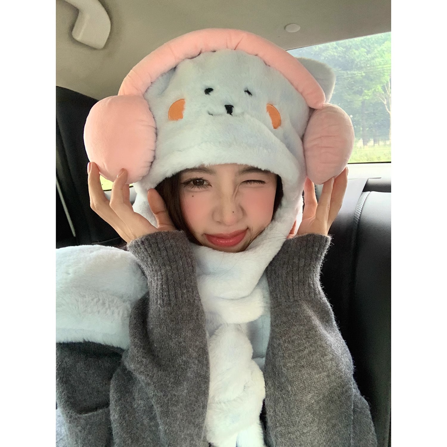 Sweet and cute plush hat for women in winter, thickened warm hat and scarf in one, ear-protecting Lei Feng hat and scarf for women full figure
