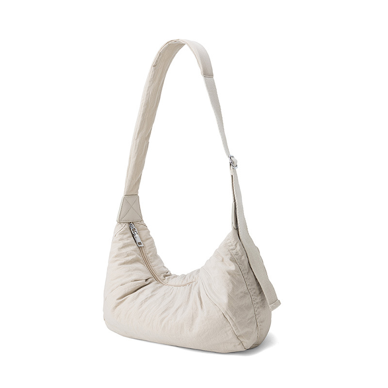 The new lightweight dumpling bag for women features a simple yet sophisticated crossbody style, a trendy Korean-style single-shoulder bag, and is a versatile and niche bag full figure