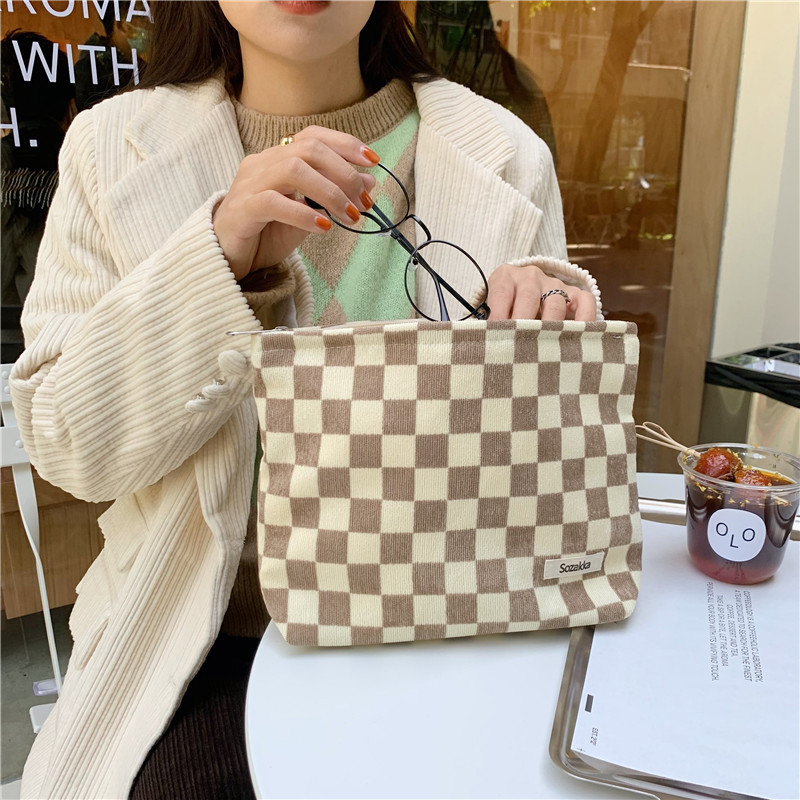 111306 Portable corduroy checkered makeup bag for women, hand-held bag, portable toiletries, mobile phone storage bag Application Scenario