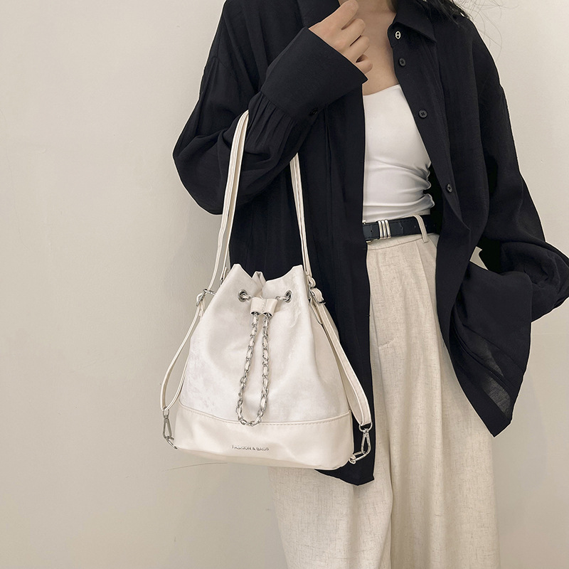 The 2024 new stylish and simple bucket bag with a niche design, the chain backpack with a high-end feel, and the crossbody backpack are selling well among women Application Scenario