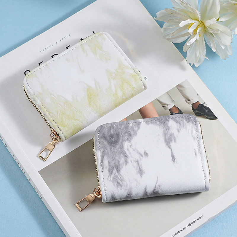 A new compact card case for women with multiple slots, large capacity, anti-demagnetization and anti-theft features, and a Korean version of the ins driver's license card case full figure
