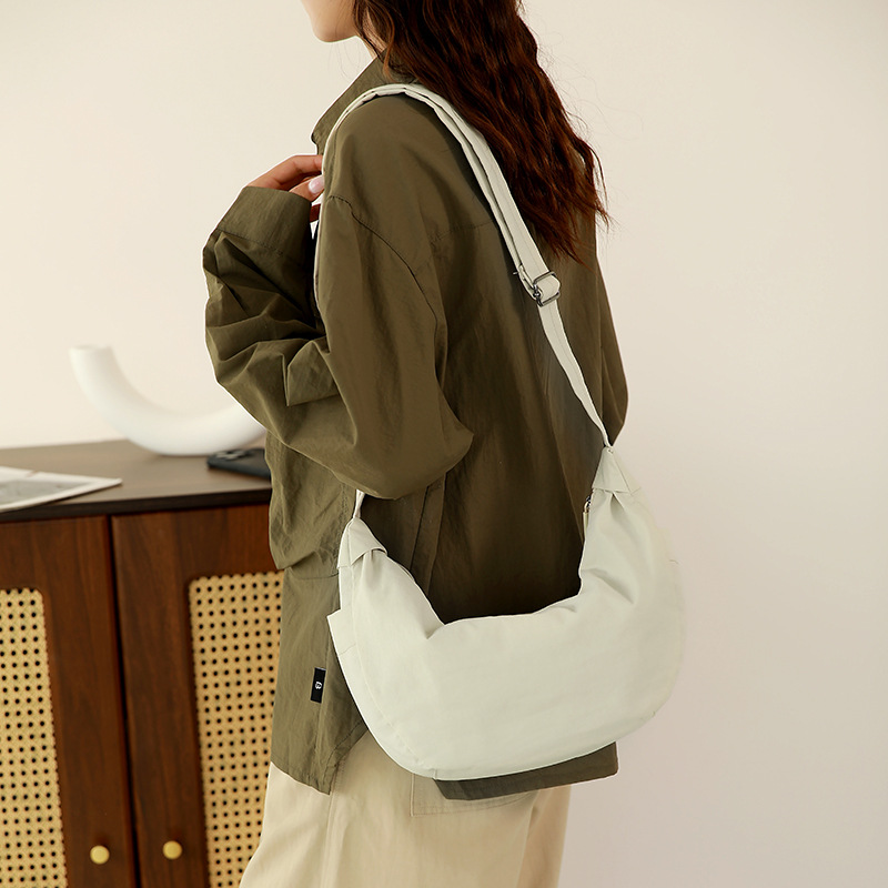 Crossbody bag for women, simple and versatile, single-shoulder bag, trendy and popular, large-capacity fashionable dumpling bag Specification drawing