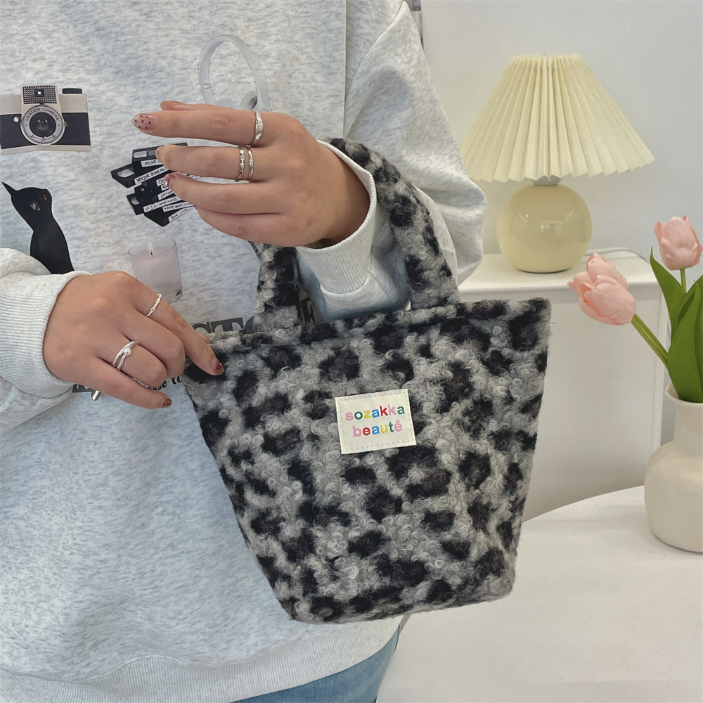 4111 Autumn and Winter hand-held plush small bag for women, 2024 new leopard print trendy work handbag, shopping handbag details Picture