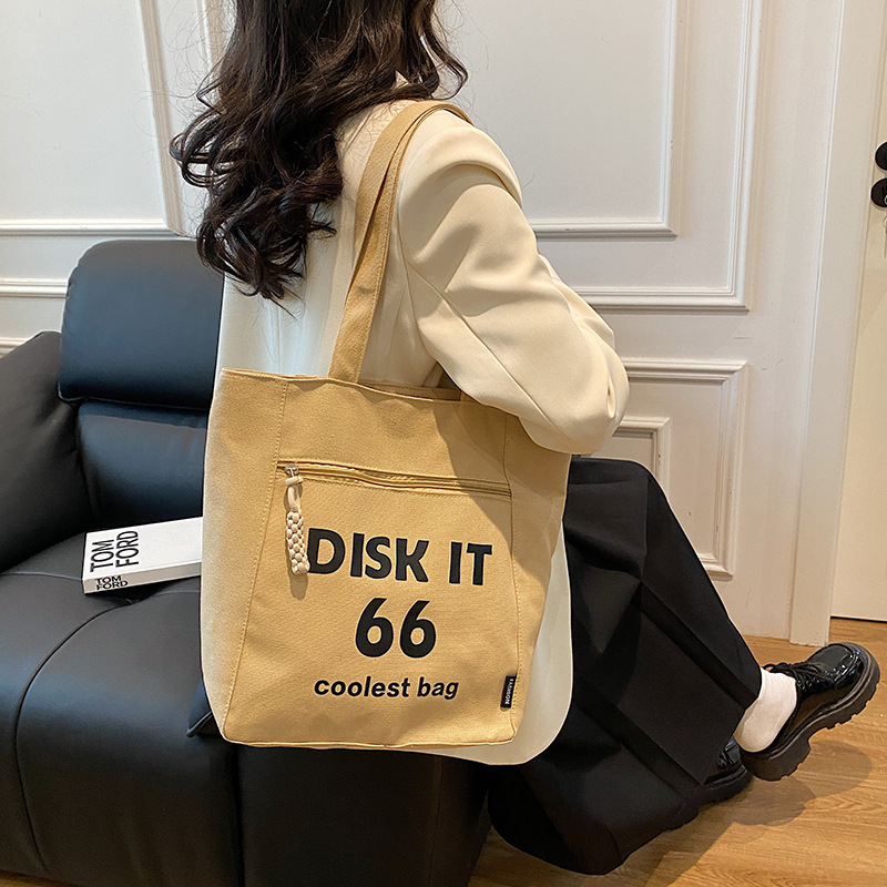 The new 2024 high-end textured canvas underarm bag for women is a trendy and stylish single-shoulder bag Application Scenario