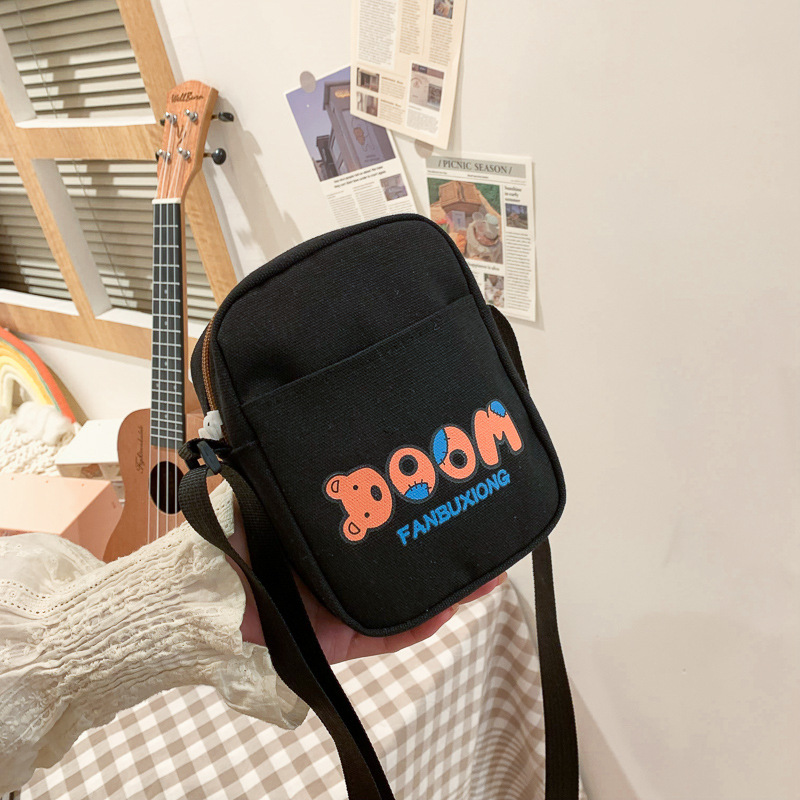 A new Korean-style casual Instagram streetwear lettered crossbody bag for 2024, a small square crossbody bag for students and children full figure